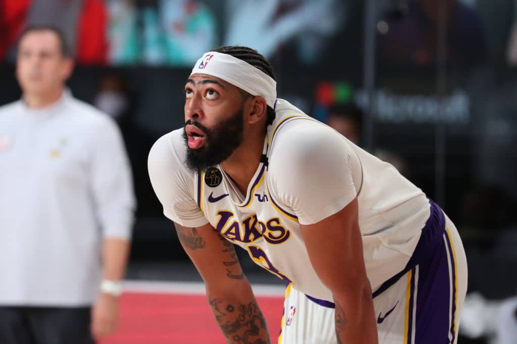 Anthony Davis plays through hyper-extended knee in Suns-Lakers Game 3!