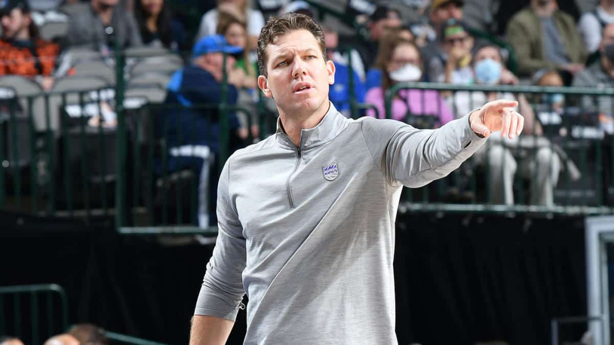 Luke Walton hired by Cavaliers to become new coach