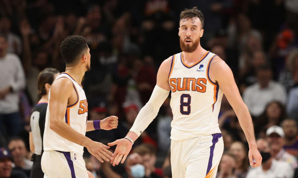 Frank Kaminsky has signed with the Hawks