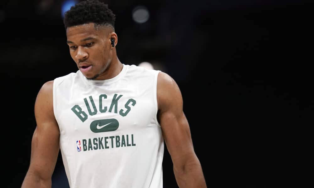 Giannis Antetokounmpo Day-To-Day With Knee Injury