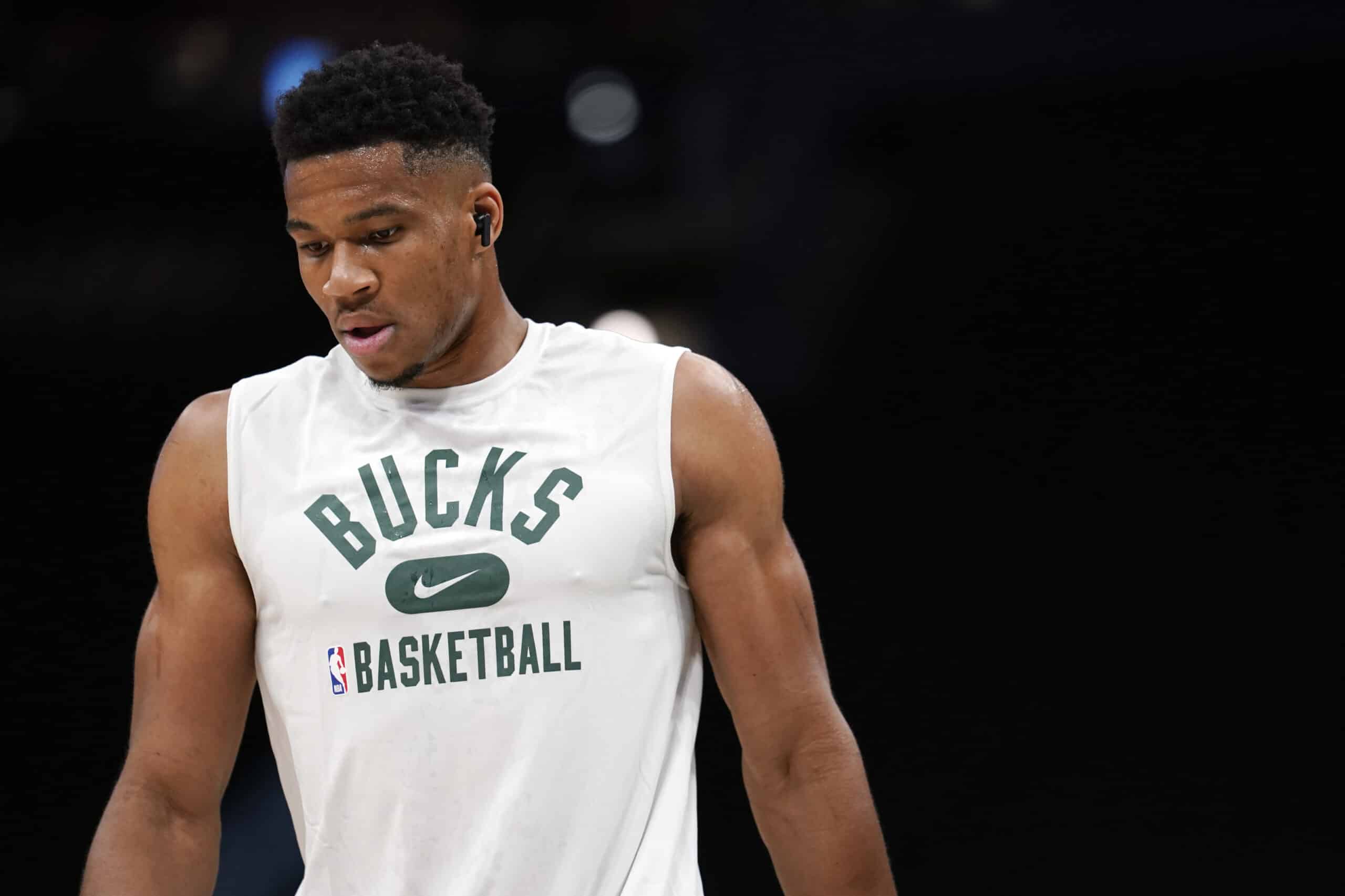 Giannis Antetokounmpo Day-To-Day With Knee Injury