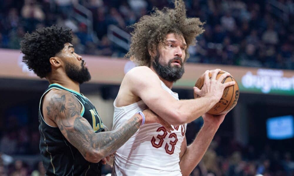 Bucks, Robin Lopez Agree To Deal