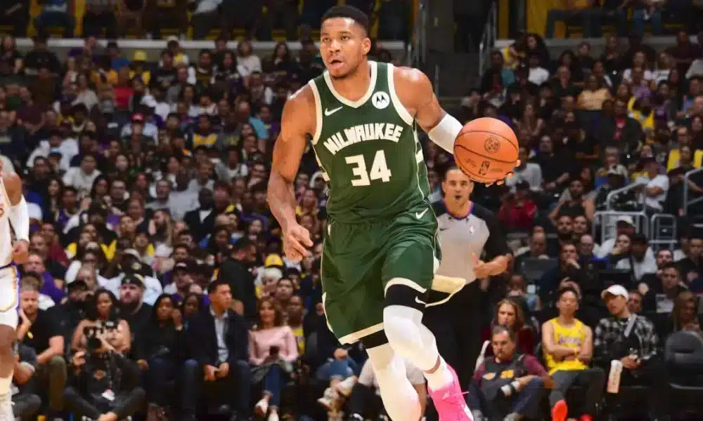 Giannis Antetokounmpo Signs Extension With Bucks